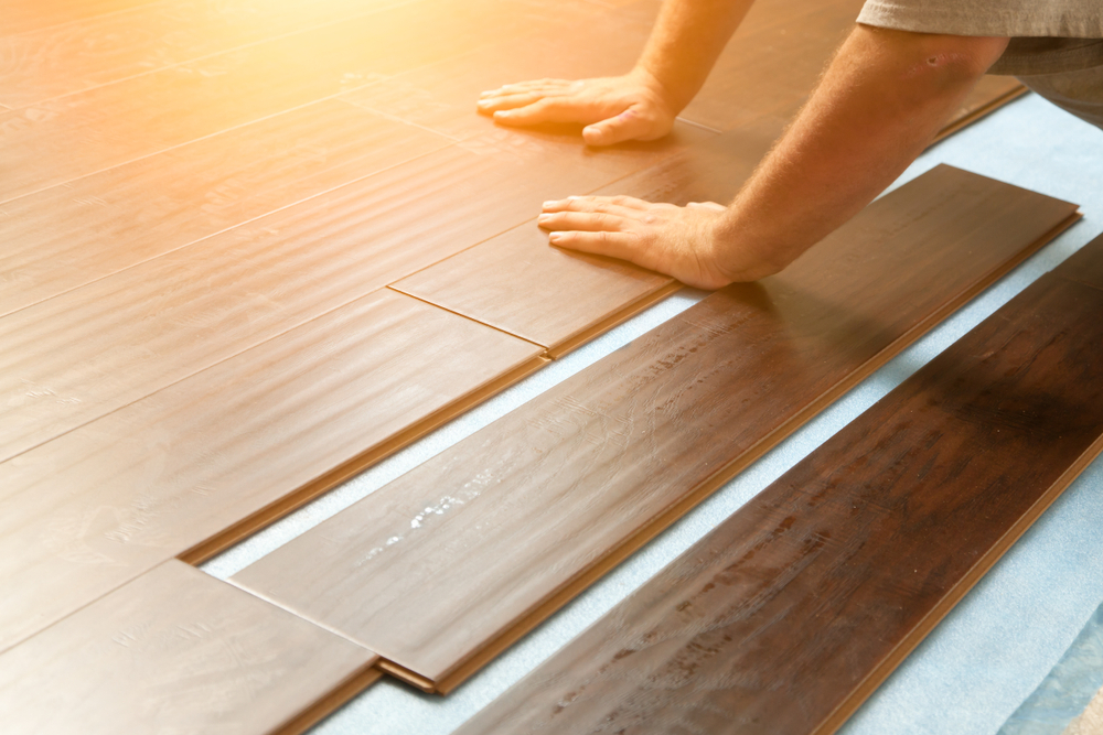 Nicht immer muss es ein neuer Holzboden sein: Mit professioneller Aufbereitung schnell zu frischem Glanz 